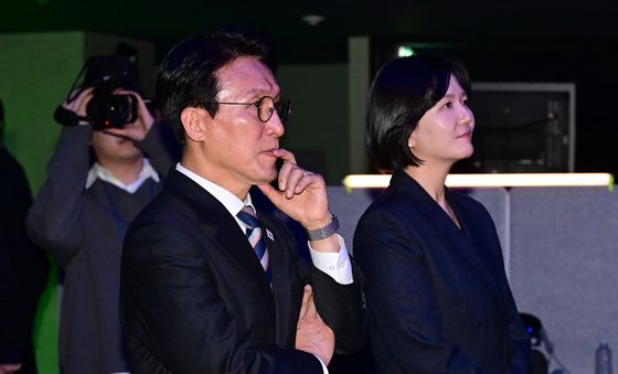 모션 스테이지 설명 듣는 김민석 총리