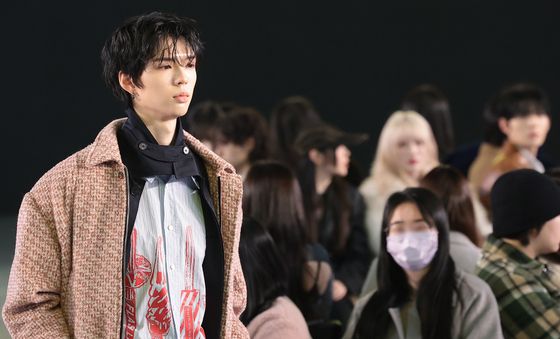 서울패션위크 런웨이 밟는 앰퍼샌드원 브라이언