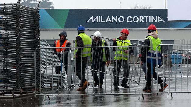 개회식 준비로 분주한 산시로