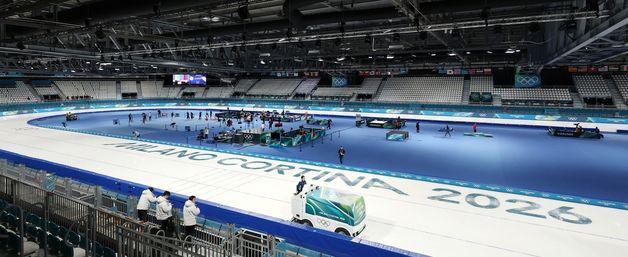 스피드스케이팅 경기장 빙질 관리하는 관계자