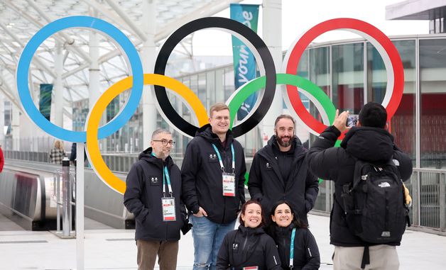 오륜기 앞에서 추억 남겨요