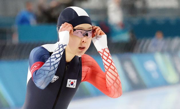 경기 후 기록 확인하는 김민선