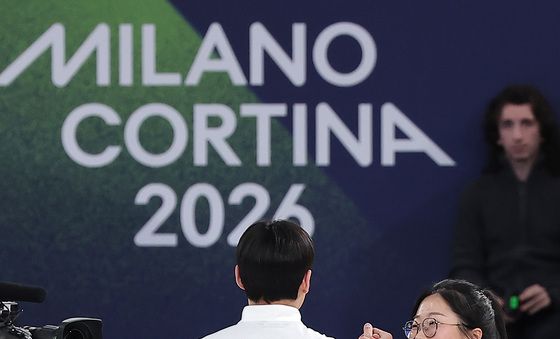 첫 경기 패배에도 서로 격려하는 믹스더블 김선영·정영석