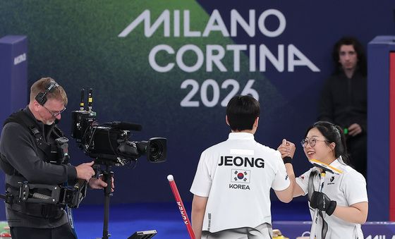 첫 경기 패배에도 서로 격려하는 믹스더블 김선영·정영석