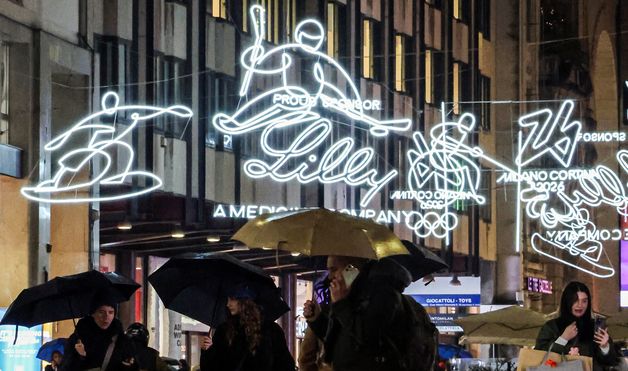 픽토그램으로 불 밝힌 두오모 광장