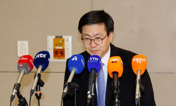 인사하는 여한구 본부장