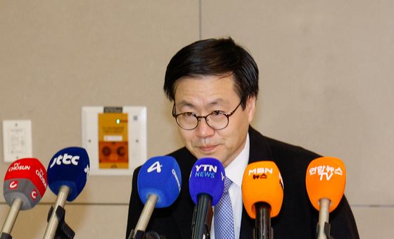 인사하는 여한구 본부장