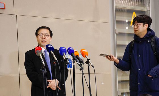 답변하는 여한구 본부장