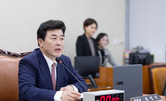 회의 주재하는 윤영석 위원장