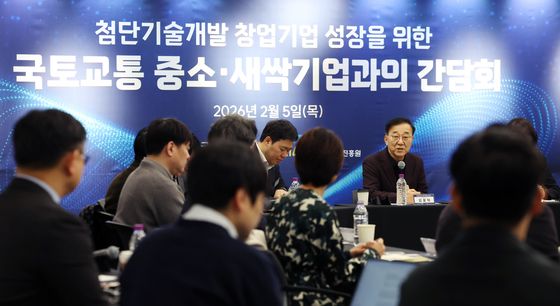 첨단기술개발 창업기업과 간담회 하는 김윤덕 장관