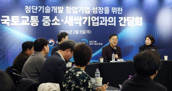 첨단기술개발 창업기업과 간담회 하는 김윤덕 장관