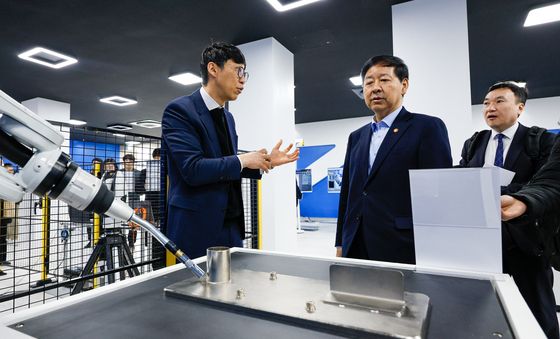 용접하는 로봇 살펴보는 구윤철 부총리