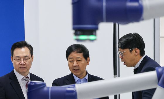 브릴스 협동로봇 살펴보는 구윤철 부총리