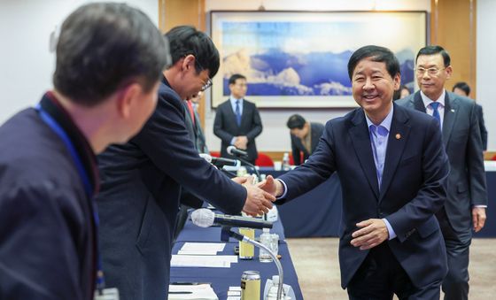 인사 나누는 구윤철 부총리