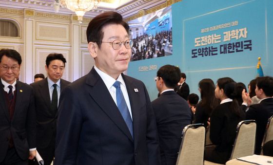 행사장 나서는 이재명 대통령