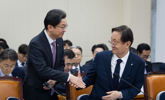 인사 나누는 이억원 금융위원장과 이찬진 금감원장