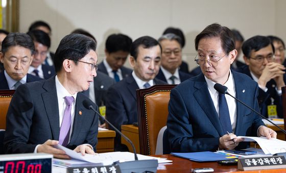 대화 나누는 이억원·이찬진