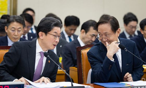 정무위 출석해 대화하는 이억원 금융위원장과 이찬진 금감원장