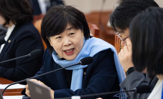 의원들과 대화하는 서영교