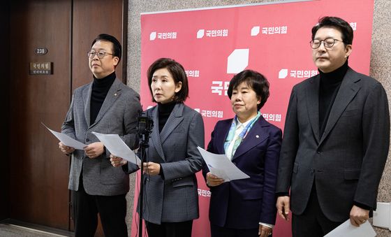 국민의힘 법사위원들, 추미애 위원장 사퇴 촉구