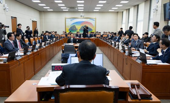 김병주 MBK파트너스 회장 등 고발 관련 언쟁 벌이는 여야 정무위원들