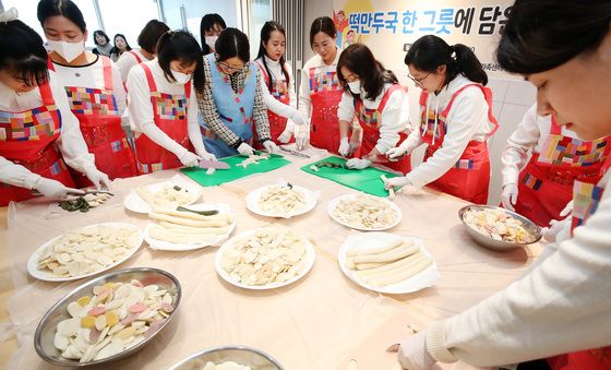 떡국 떡 누가 더 에쁘게?