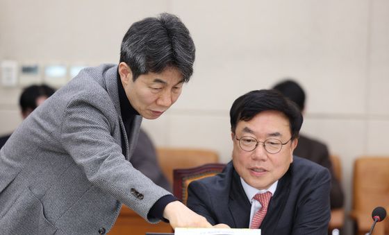 대화하는 행안위 여야 간사