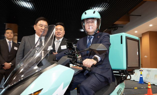 전기 이륜차 탑승 시연하는 김성환 장관