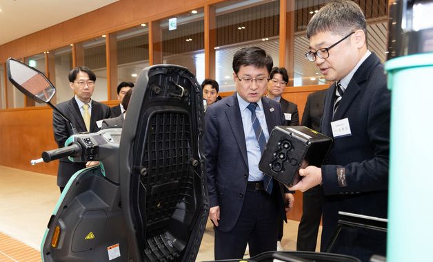 전기 이륜차 배터리 확인하는 김성환 기후부 장관