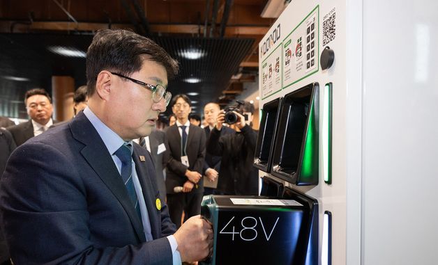 배터리 교환 스테이션 체험하는 김성환 장관