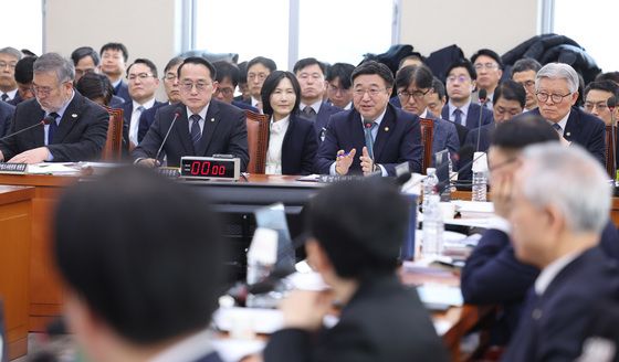 행안위 답변하는 윤호중 장관