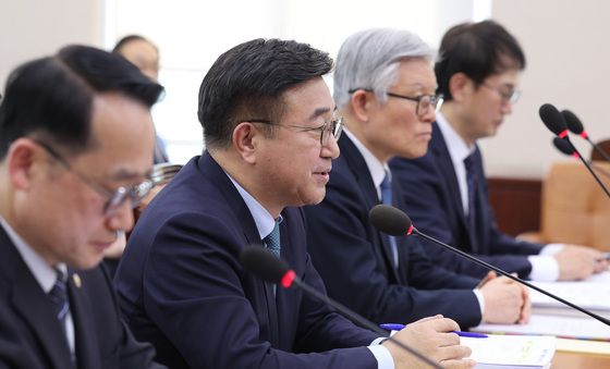 윤호중 장관, 의원 질의 답변