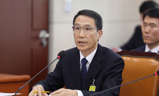 답변하는 유재성 직무대행