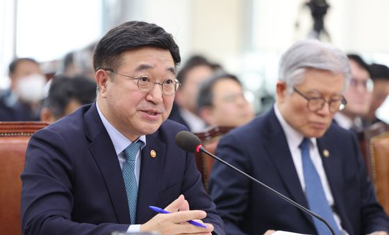 답변하는 윤호중 행정안전부 장관