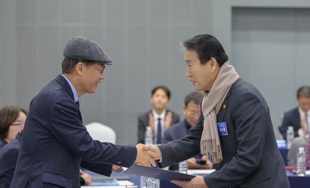 위촉장 수여하는 권오을 보훈부 장관