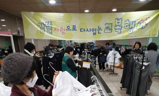 저렴한 금액으로 교복 구매하는 학부모들