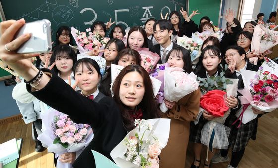 찰칵! 선생님과 함께 졸업사진