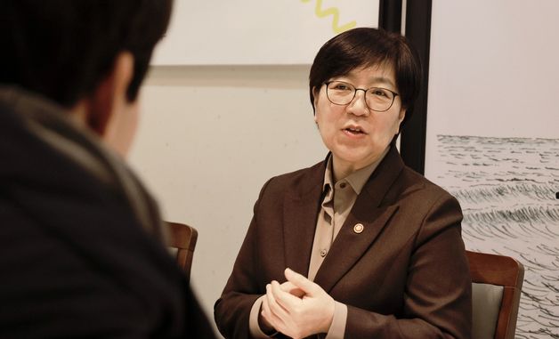 아동정책 설명하는 정은경 장관