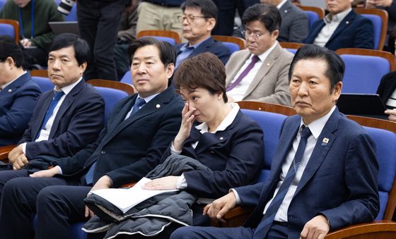 정책의총 자리한 민주당 지도부