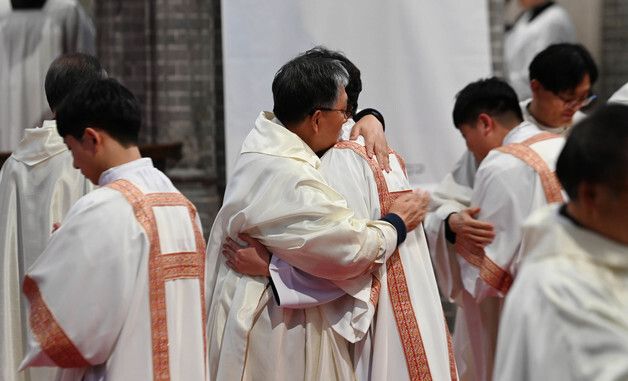 수품자에게 부제복 입혀주는 추천 사제