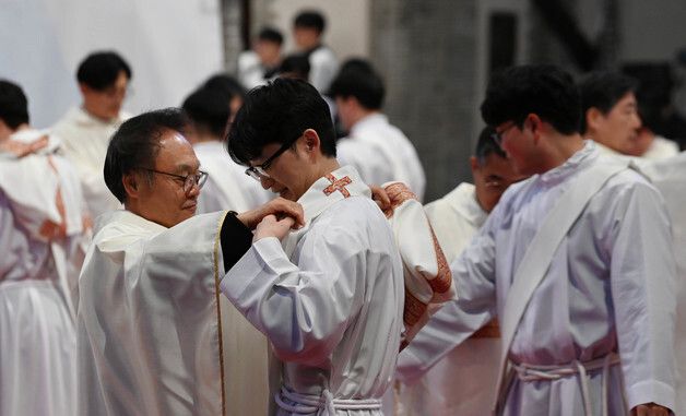 부제 수품자에게 부제복 입혀주는 추천 사제