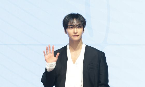 에이티즈 성화, 부드러운 손 인사