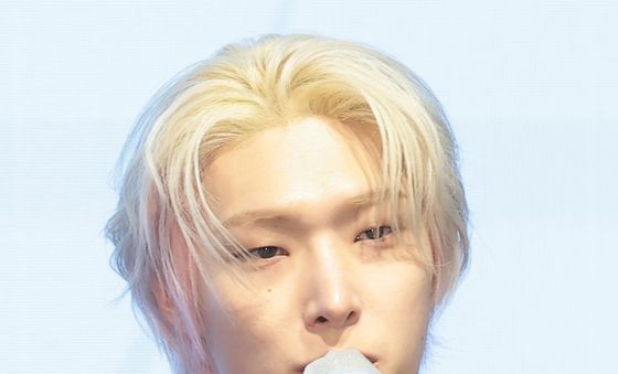 인사말 하는 에이티즈 민기