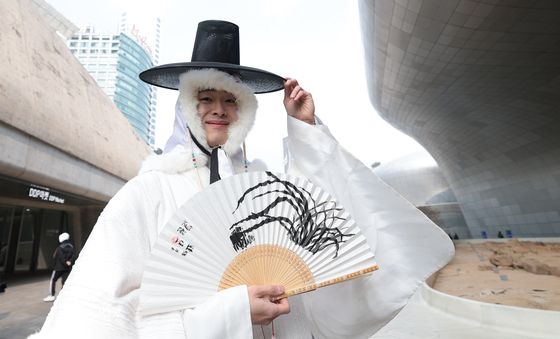 한복에 갓, 서울패션위크 찾은 모델 준