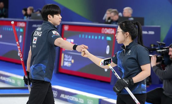 손 맞대는 김선영과 정영석