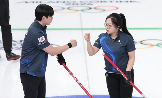 손 맞대는 김선영과 정영석