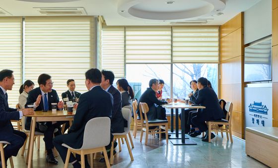 이재명 대통령, 참모진과 차담