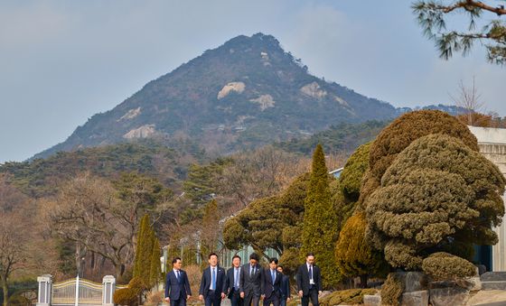 참모진과 산책하는 이재명 대통령