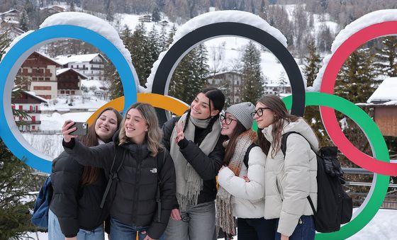 올림픽 분위기 즐기는 관광객들