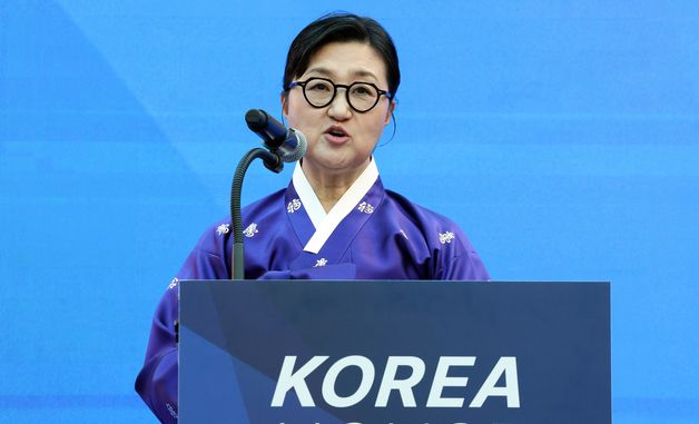 인사말하는 노희영 단장